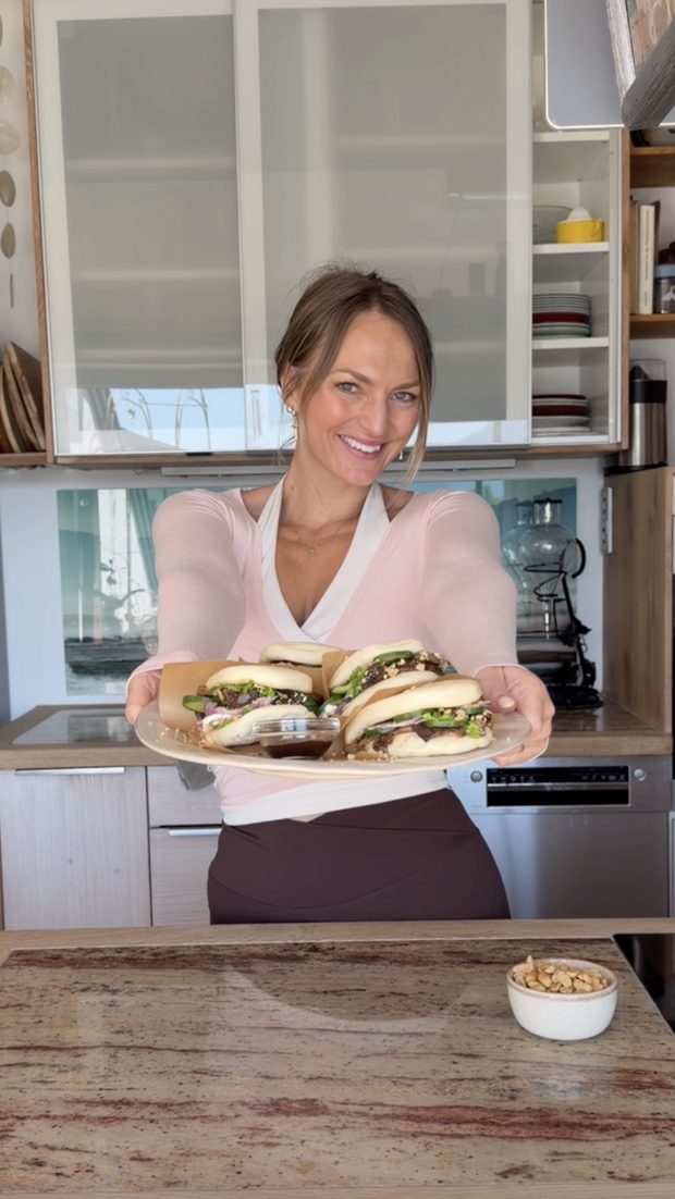 Carina (@carina_berry) bereitet die Everest Bao Buns zu — Influencer Kampagne von Elijah Entertainment