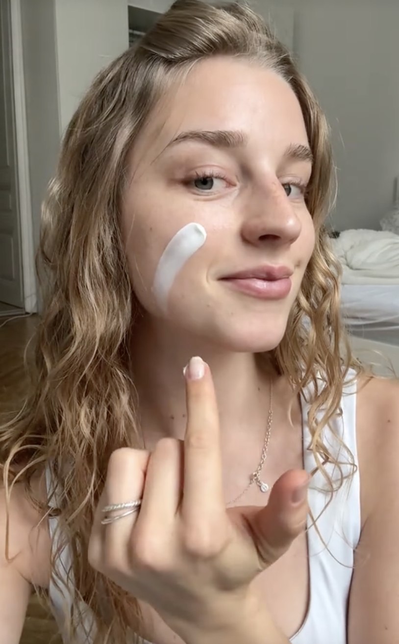 Kathi (@kaathi.i) trägt die NIVEA Facial Cream in ihrer Skincare-Routine auf