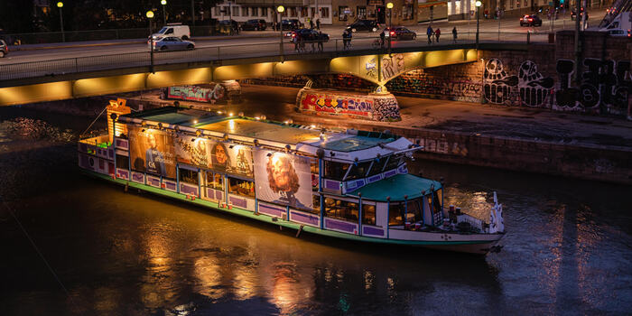 Beleuchtetes C&A-Boot am Donaukanal bei Nacht