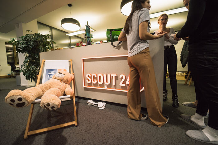 Empfang mit leuchtendem Scout24-Schild