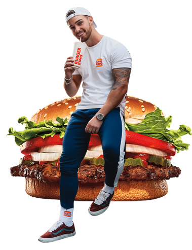 Influencer sitzt auf Burger