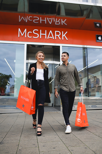 Influencer stehen vor einem McShark Store