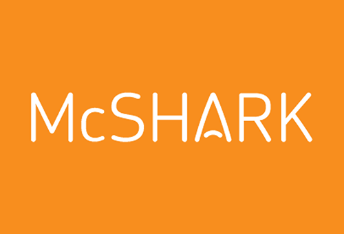 Das Logo von McShark in weißer Schrift auf orangenem Hintergrund.