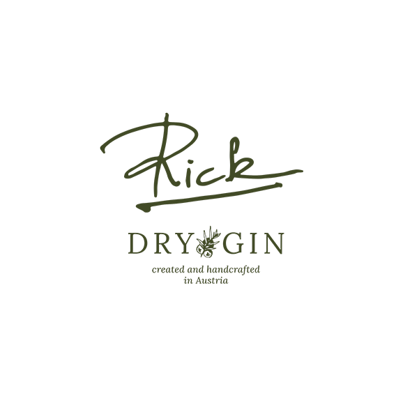 Das Logo von Rick Dry Gin. Rick ist groß in Handschrift geschrieben und unterstrichen, Dry Gin steht darunter mit einer Zeichnung einer Pflanze dazwischen und der Schrift "created and handcrafted in Austria" darunter.